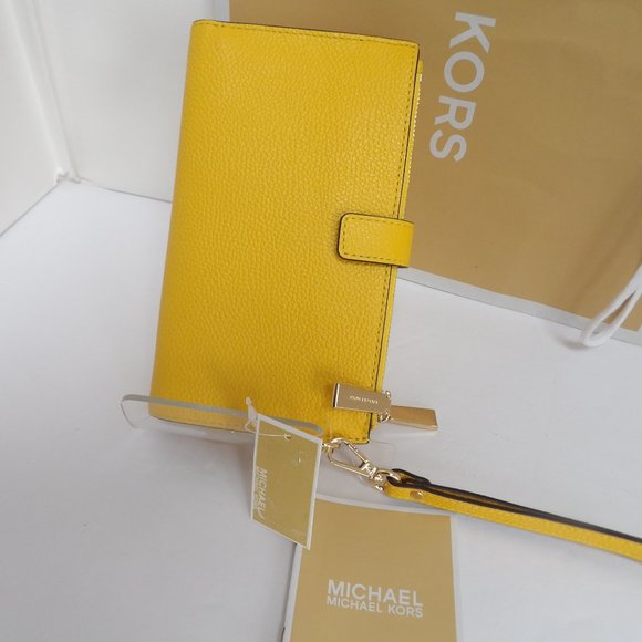 COPY - Michael Kors Jet Set -Pebble Leather Ph Wristlet - Picture 2 of 16